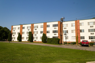 Pinehaven Apartments in Milwaukee, WI - Foto de edificio - Building Photo