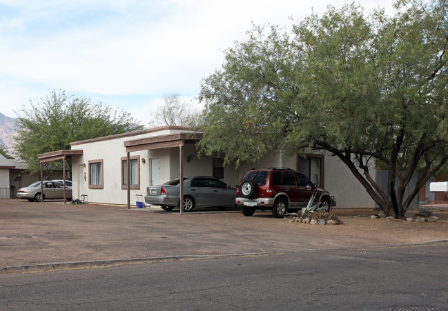 3925 E Blacklidge Dr in Tucson, AZ - Building Photo - Building Photo