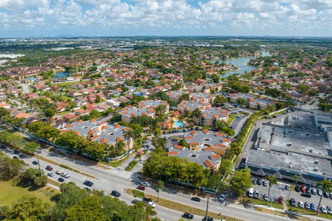 Mediterranean Villas in Hialeah, FL - Foto de edificio - Primary Photo