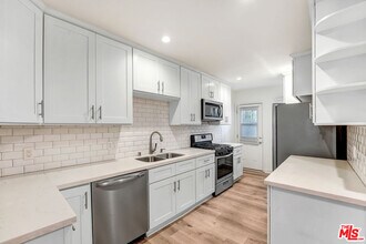 337 N Oakhurst Dr in Beverly Hills, CA - Building Photo - Building Photo