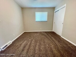 210 Finchleigh Dr in New Albany, IN - Building Photo - Building Photo