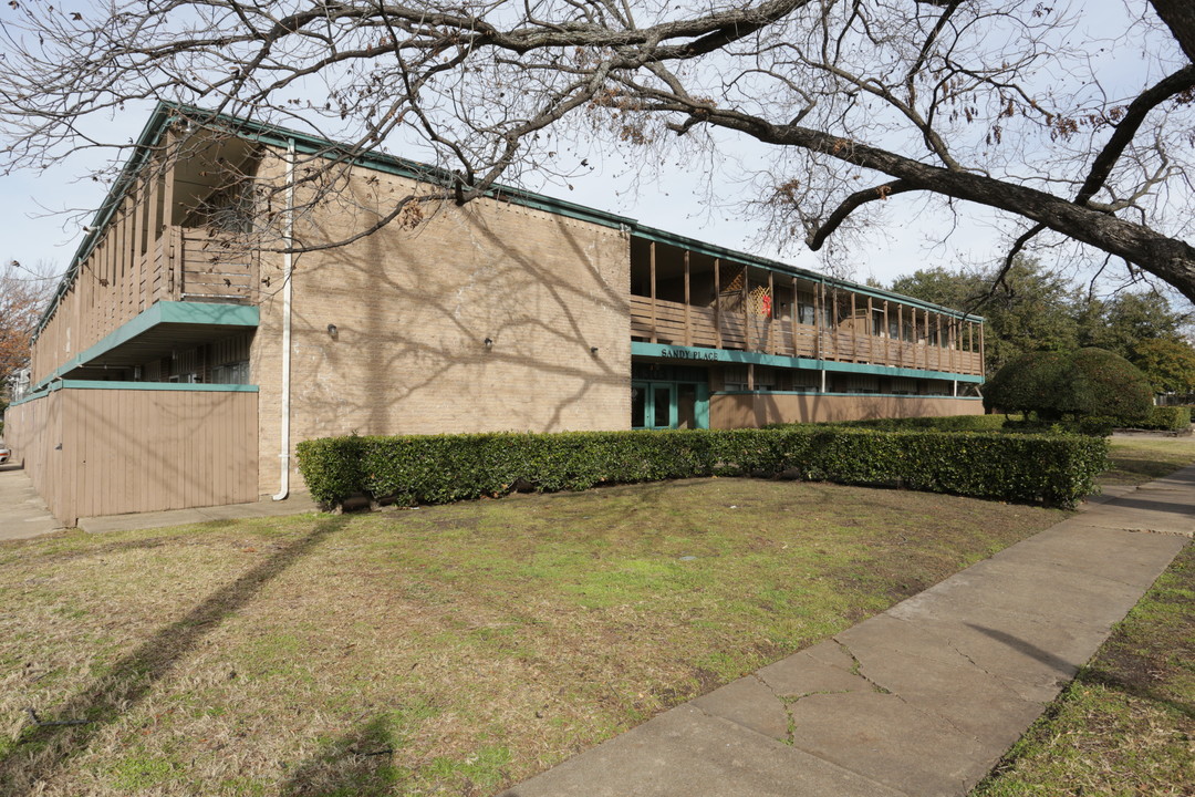 Sandy Place in Dallas, TX - Building Photo