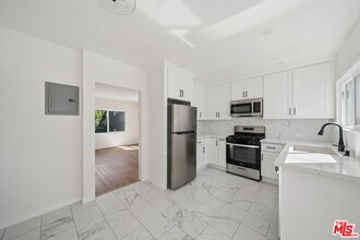 1027 N Gardner St in West Hollywood, CA - Foto de edificio - Building Photo