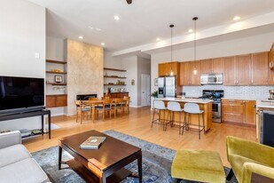 2158 N Damen Ave, Unit 4 in Chicago, IL - Building Photo