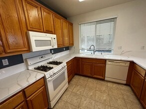575 Quindell Way in Brentwood, CA - Building Photo - Building Photo