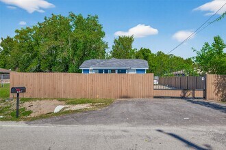 223 E Melville Dr in Crosby, TX - Building Photo - Building Photo