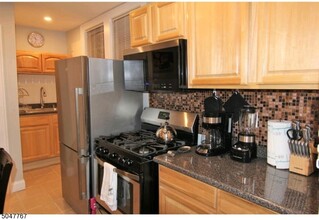 195 Bay St-Unit -3F in Jersey City, NJ - Foto de edificio - Building Photo