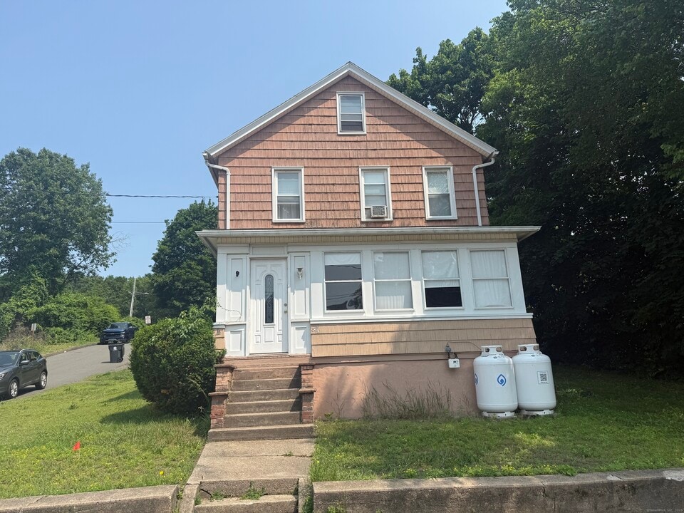384 Park St in Bristol, CT - Building Photo