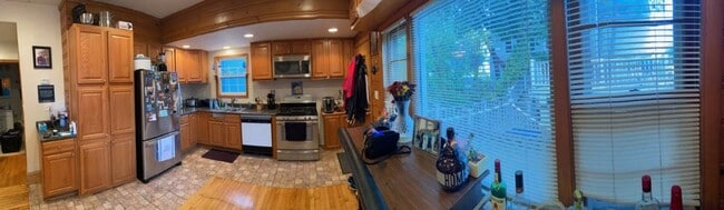 1560 E Irving Plz, Unit Rear lower 2 bdrm in Milwaukee, WI - Foto de edificio - Building Photo