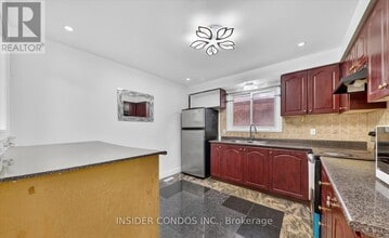 2 John Stoner Dr in Toronto, ON - Building Photo - Building Photo