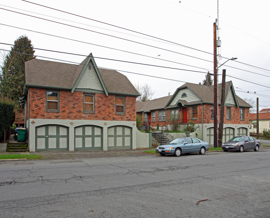 Tudor Court Apartments in Seattle, WA - Building Photo