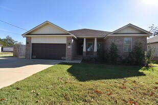 501 W 3rd St in Lynn Haven, FL - Building Photo