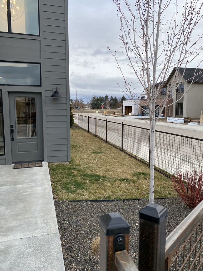 2440 W Iron Coop St in Eagle, ID - Building Photo - Building Photo