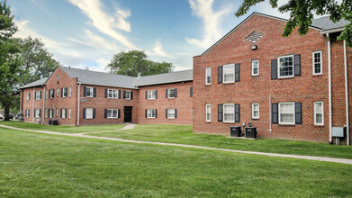 Larchmont Estates in Toledo, OH - Building Photo - Building Photo