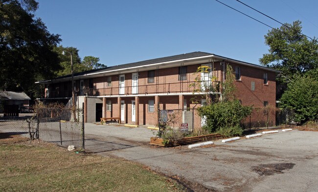 McCrackin Apartments in North Charleston, SC - Foto de edificio - Building Photo