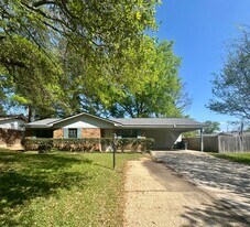 2106 Waymon St in Shreveport, LA - Building Photo