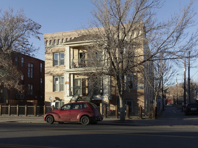 1615 Bruce Randolph Ave in Denver, CO - Foto de edificio - Building Photo