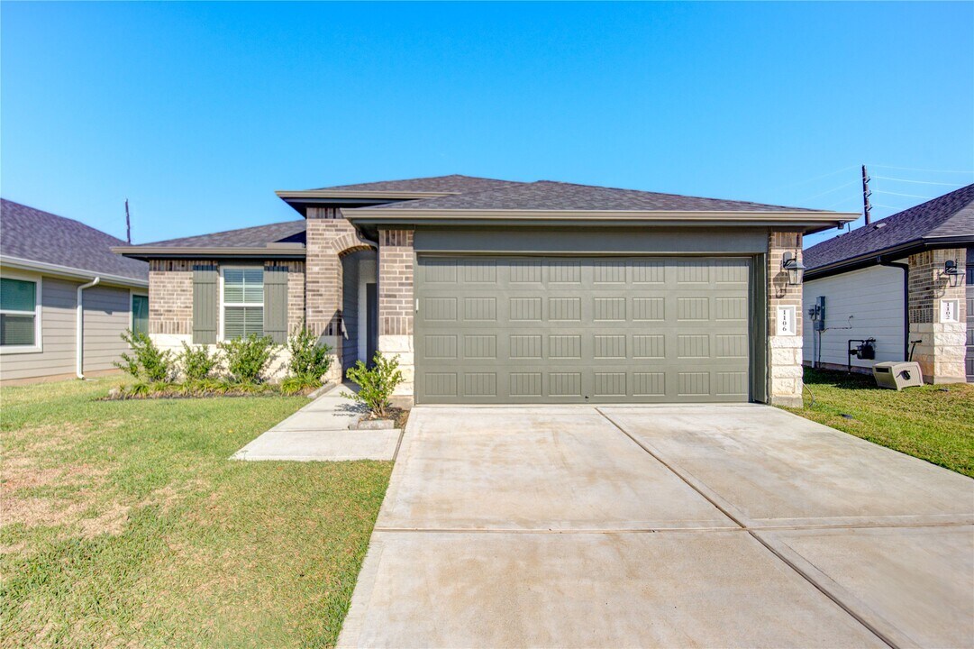 1106 Isola Bella Dr in Richmond, TX - Building Photo