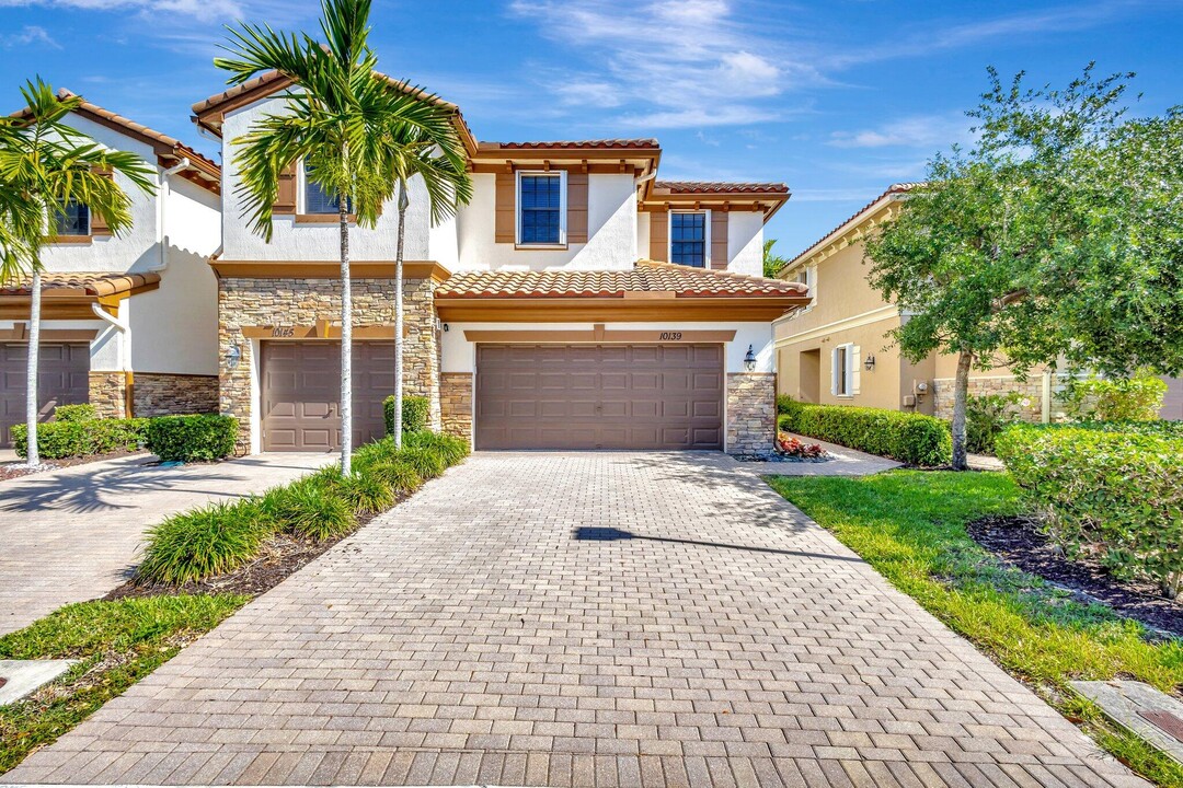 10139 Wellington Parc Dr in Wellington, FL - Foto de edificio