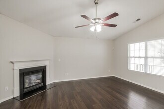 8145 Rosberg Ln in Charlotte, NC - Foto de edificio - Building Photo