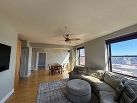 606 W Wisconsin Ave in Milwaukee, WI - Building Photo