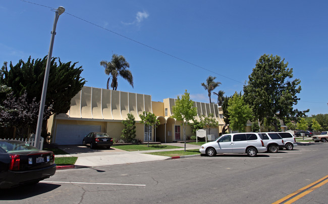 Riviera Apartments in Oxnard, CA - Foto de edificio - Building Photo