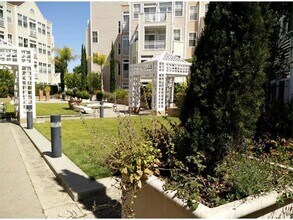 550 Ortega Ave in Mountain View, CA - Foto de edificio - Building Photo