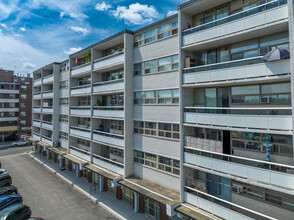 Yorkdale Suites in Hamilton, ON - Building Photo - Building Photo