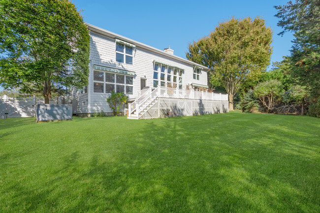 53 Coves End Ln in Sag Harbor, NY - Foto de edificio - Building Photo