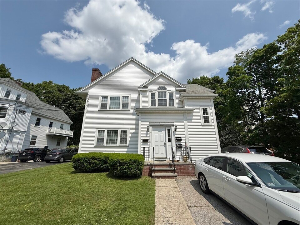 18 Dunstan St in Newton, MA - Building Photo