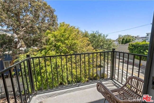 101 Dudley Ave in Los Angeles, CA - Building Photo - Building Photo