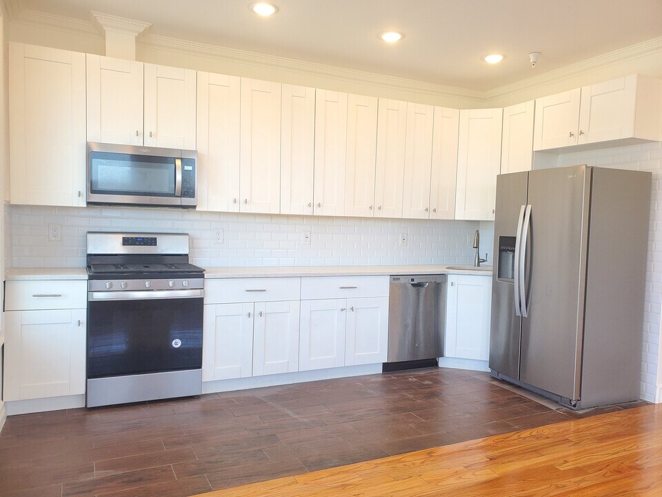 369 Danforth Ave, Unit 201 in Jersey City, NJ - Building Photo