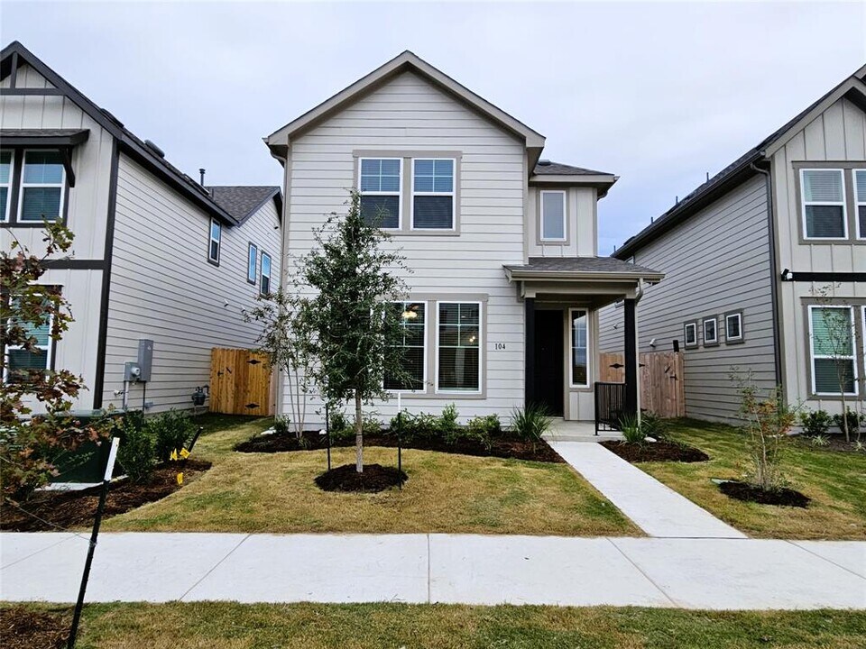 104 Greinert Dr in Taylor, TX - Foto de edificio