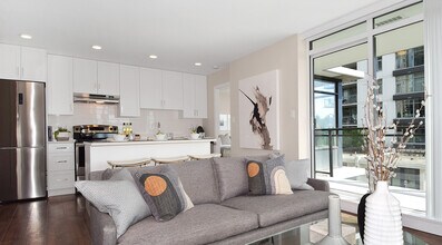 175 14th St W in North Vancouver, BC - Building Photo - Building Photo