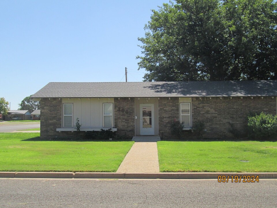 2801 W 21st St in Plainview, TX - Building Photo