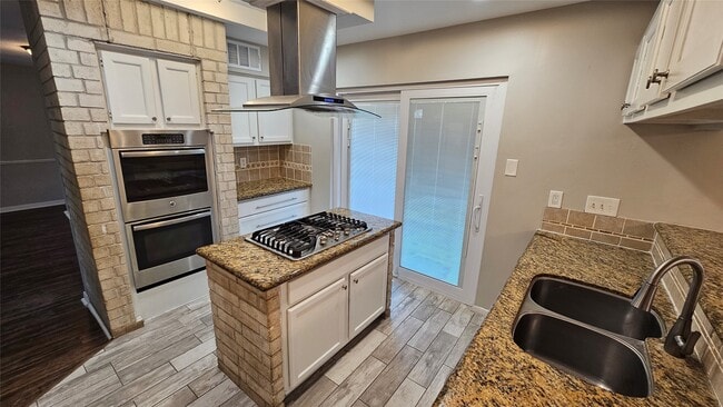 property at 19522 Lake Hollow Ln