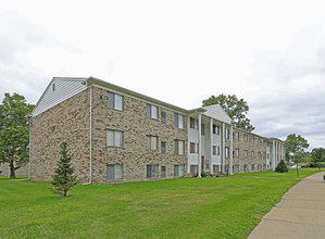 Brittany Park Apartments in Harrison Township, MI - Foto de edificio - Building Photo