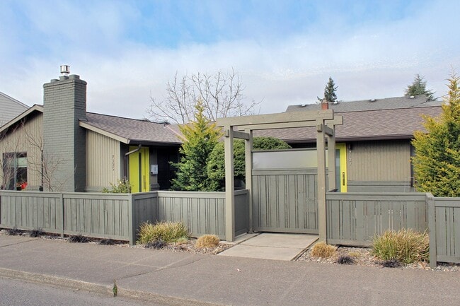 7325-7327 NE Halsey St in Portland, OR - Building Photo - Building Photo