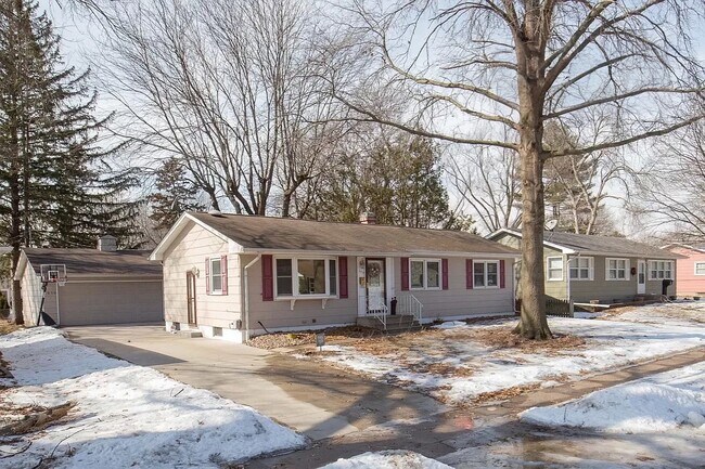 3618 Volquardsen Ave in Davenport, IA - Building Photo - Building Photo