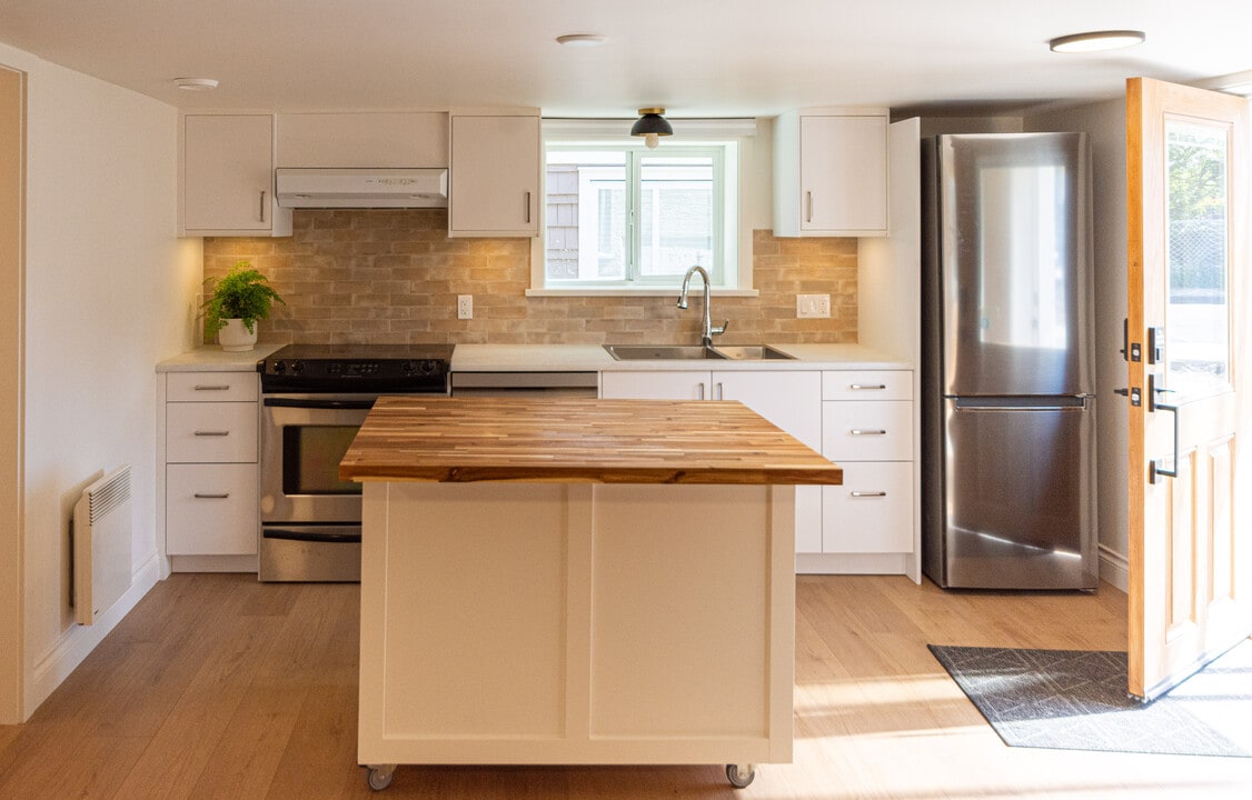 400 Niagara St in Victoria, BC - Building Photo