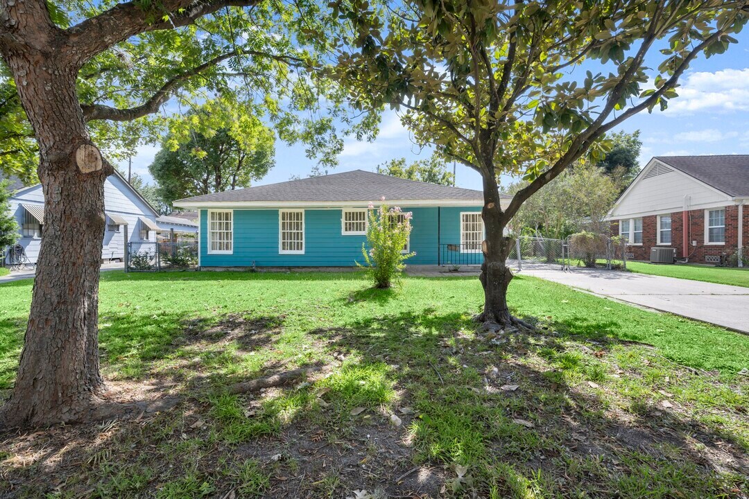 6438 Pinehurst Dr in Houston, TX - Building Photo