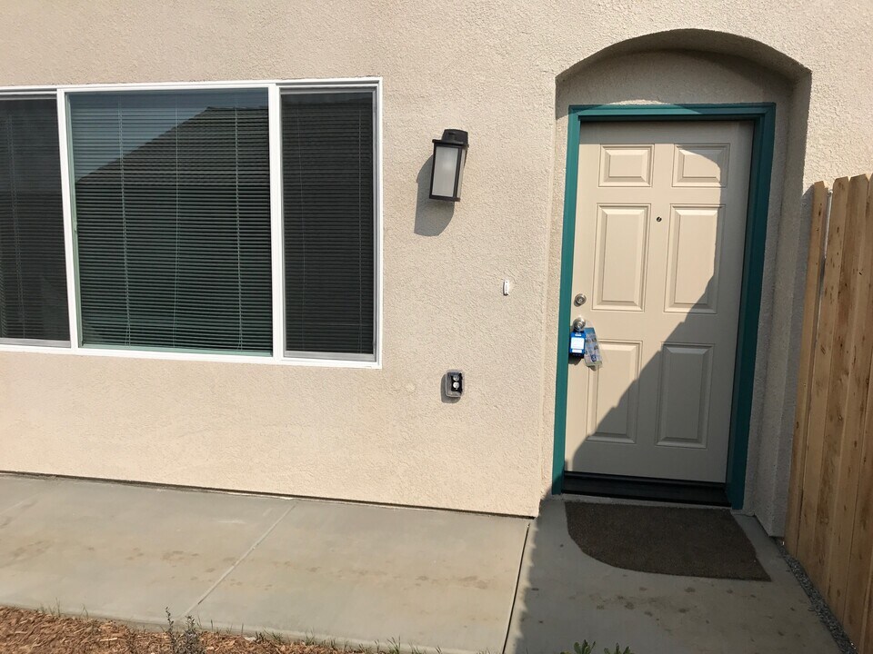 3099 Bright St in Tulare, CA - Building Photo