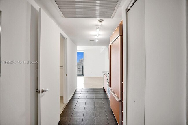 50 Biscayne Blvd, Unit 2309 in Miami, FL - Building Photo - Building Photo