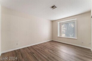 7200 W Pirates Cove Rd in Las Vegas, NV - Building Photo