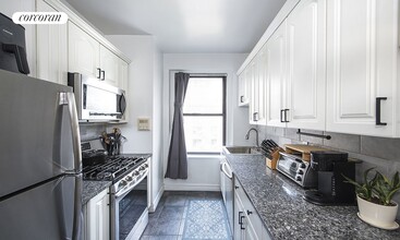 325 E 80th St in New York, NY - Building Photo - Building Photo