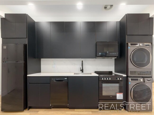 Malcom X Blvd in Brooklyn, NY - Building Photo - Building Photo