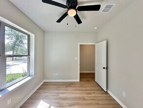 2404 Henshaw Crk Dr in Tyler, TX - Foto de edificio - Building Photo