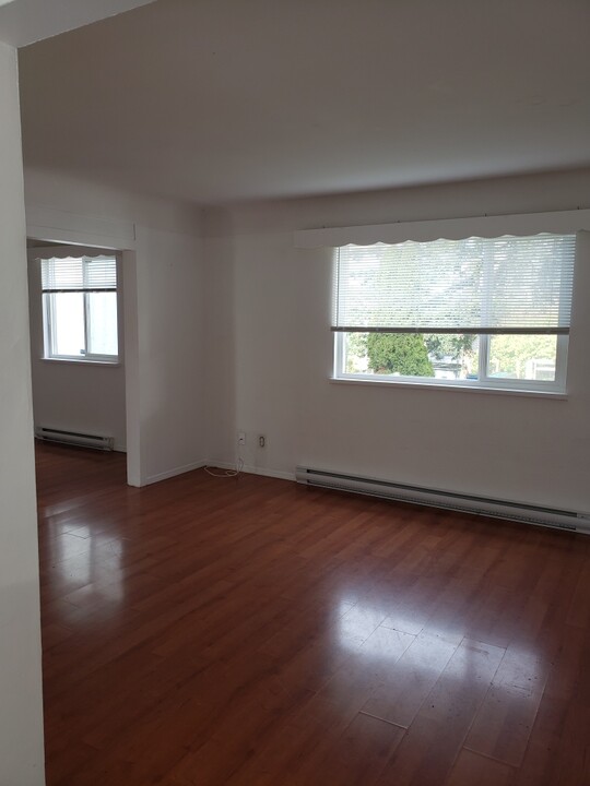 646 Admirals Rd in Victoria, BC - Building Photo