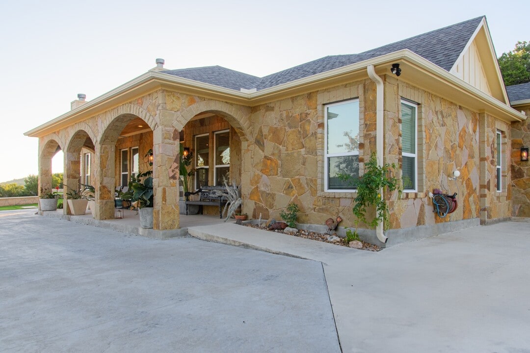 21404 Lonesome Ct in Leander, TX - Foto de edificio