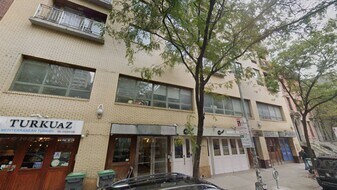 318 E 53rd St, Unit 1r in New York, NY - Building Photo